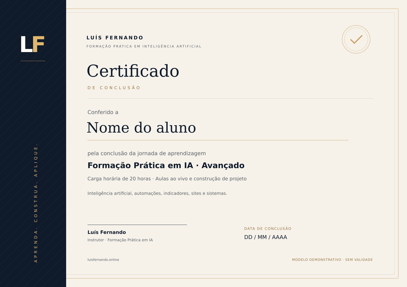 Modelo de certificado de conclusão: fundo creme, faixa azul-marinho e detalhes dourados, com nome e data demonstrativos