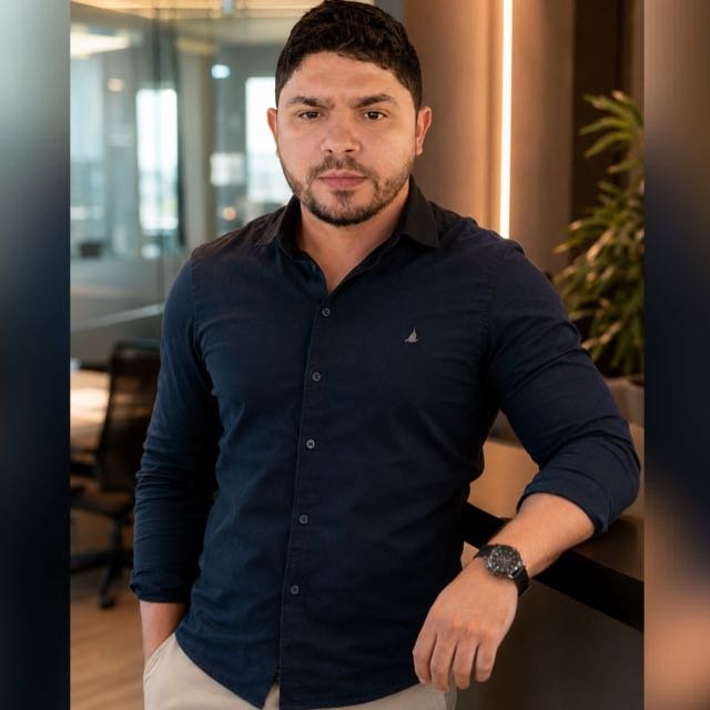 Luís Fernando em ambiente executivo